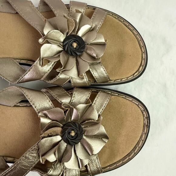 Clarks Bendables Women's 9M Silver Leather Lena Adore Slide On Sandals Flower - Picture 9 of 10